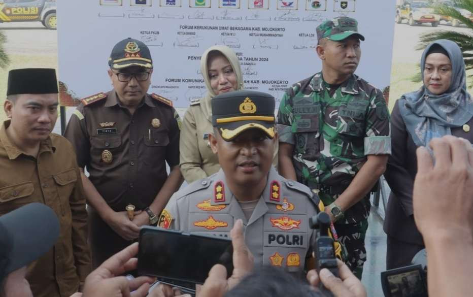 Kapolres Mojokerto AKBP Ihram Kustarto saat diwawancarai wartawan usai gelar deklarasi Pemilu Damai.(Foto: Deni Lukmantara/Ngopibareng.id)