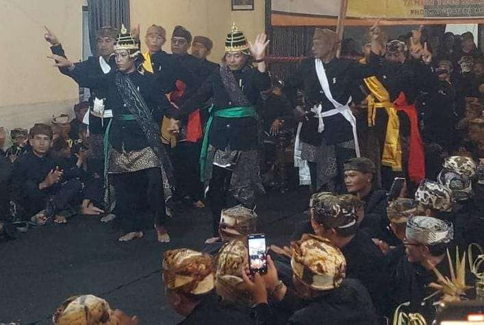 Warga Tengger di Kabupaten Probolinggo  merayakan Hari Raya Karo dengan Tari Sodoran. (Foto: Ikhsan Mahmudi/Ngopibareng.id)