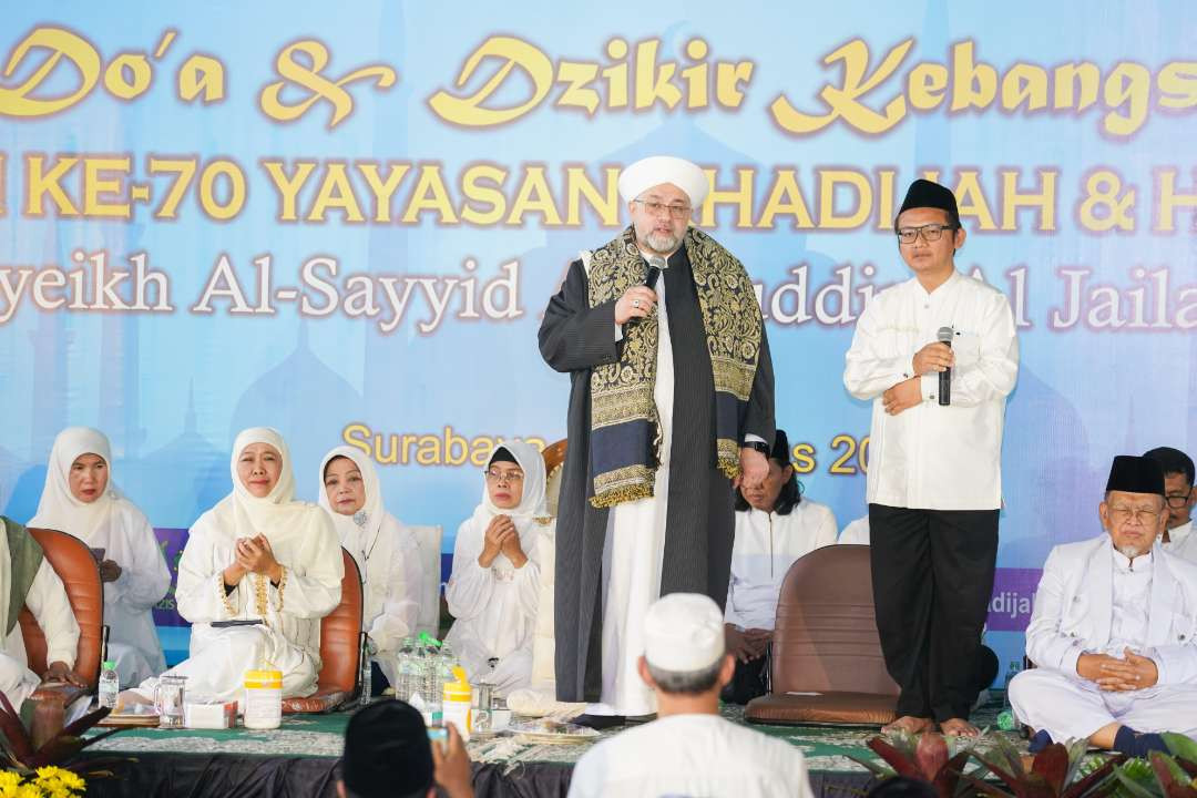 Cicit ulama sufi dunia Syekh Abdul Qadir Al Jailani yaitu Assyekh Assayyid Afeefuddin Al Jailani menghadiri undangan Ketua Pembina Yayasan Khadijah. (Foto: Dok Khofifah)