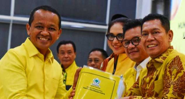 Menteri ESDM yang juga kader Partai Golkar Bahlil Lahadalia (kiri) bersama Ketua Steering Committee Rapimnas dan Munas XI Partai Golkar Adies Kadir (kedua kanan) menunjukkan berkas pendaftaran sebagai calon Ketua Umum Partai Golkar (Foto: istimewa)