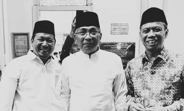 Ustadz Muhammad Taufik Mukti bersama KH Yahya Cholil Staquf dan H Amin Said Husni. Berpikir demi kemajuan umat. (Foto: dok/ngopibareng.id)