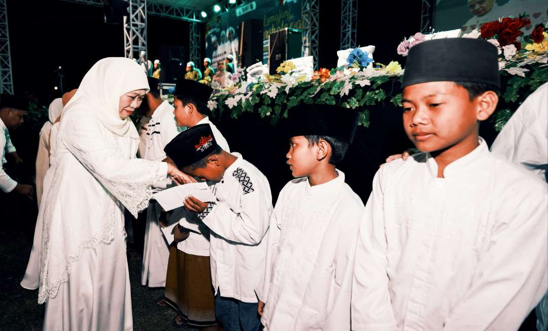 Hi Khofifah Indar Parawansa, Ketua Umum PP Muslimat Nahdlatul Ulama, suka berbagi. Bersedekah. (Foto: dok/ngopibareng.id)