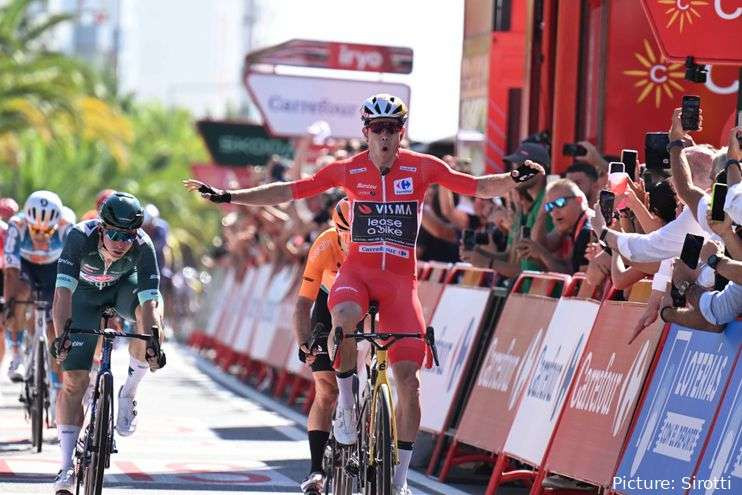 Wout van Aert (VIsma-Lease a Bike) berhasil menjadi juara satu di Vuelta a Espana 2024 etape 3. (Foto: Istimewa)