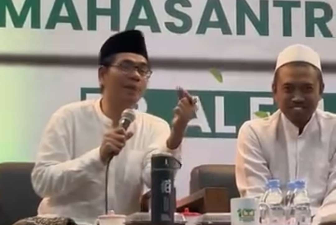 KH Iffatul Latho'if Zainuddin, Mudir Ma'had Ali Ploso Kediri bersama KH M Ma'ruf Khozin saatkuliah umum di depan 1150 maha santri PP Al Falah Ploso, Kediri. (Foto: dok/ngopibareng.id)