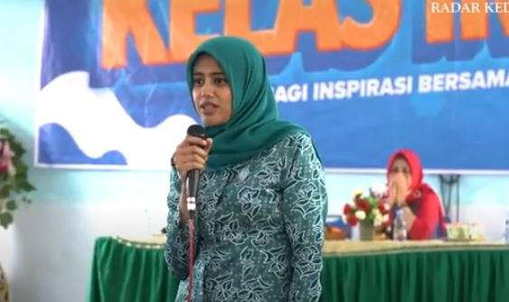 Bunda Fey dalam sebuah acara di Kota Kediri. (Foto: Tangkapan Layar)