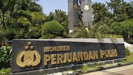 Polri menggelar upacara Hari Juang Polri di depan Monumen Perjuangan Polri, Jalan Darmo, Surabaya, Rabu 21 Agustus 2024. (Foto: Istimewa)