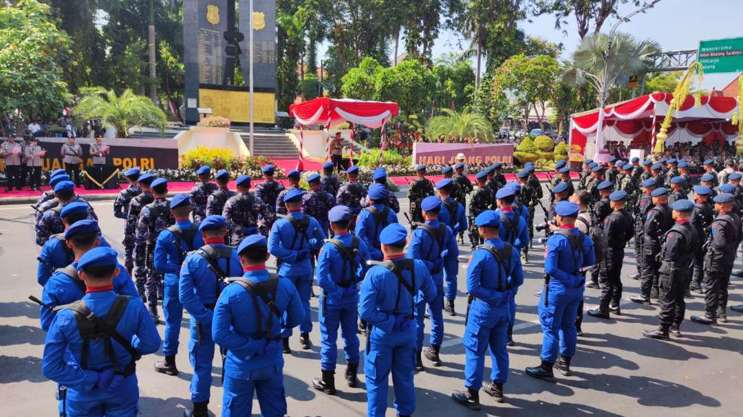 Kapolri Jenderal Pol Listyo Sigit Prabowo memimpin upacara peringatan Hari Juang Polri di Monumen Perjuangan Polri, Surabaya, Rabu 21 Agustus 2024. (Foto: Fariz Yarbo/Ngopibareng.id)