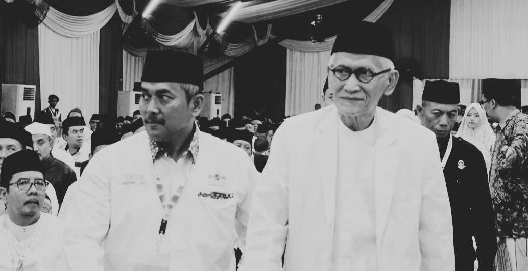 KH Miftachul Akhyar, Pengasuh Pondok Pesantren Miftachussunnah, Kedungtarukan Surabaya, bersama DR M Koderi, Direktur Masjid Al-Akbar Surabaya. (*Foto: dok/ngopibareng.id)