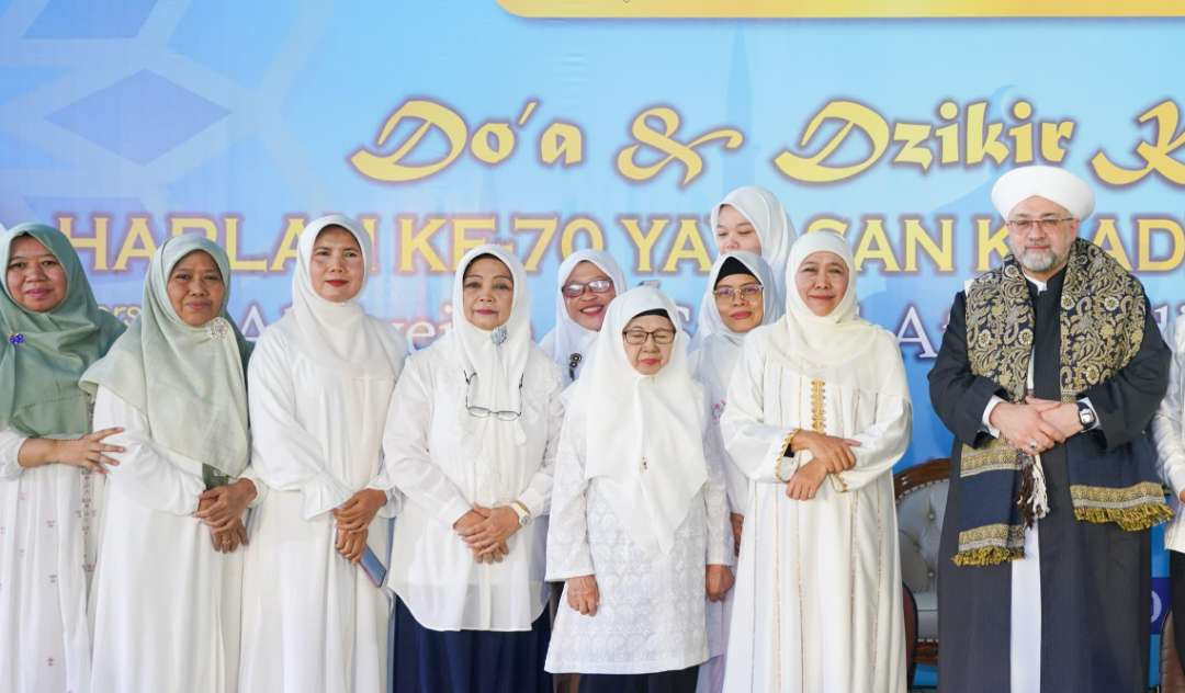 Syaikh Afeefuddin Al-Jailani bersama Ketua Pembina Yayasan Khadijah Surabaya, Hj Khofifah Indar Parawansa, Hj Faridatul Hanum, dll di Perguruan Khadijah Surabaya. (Foto: dok/ngopibareng.id)