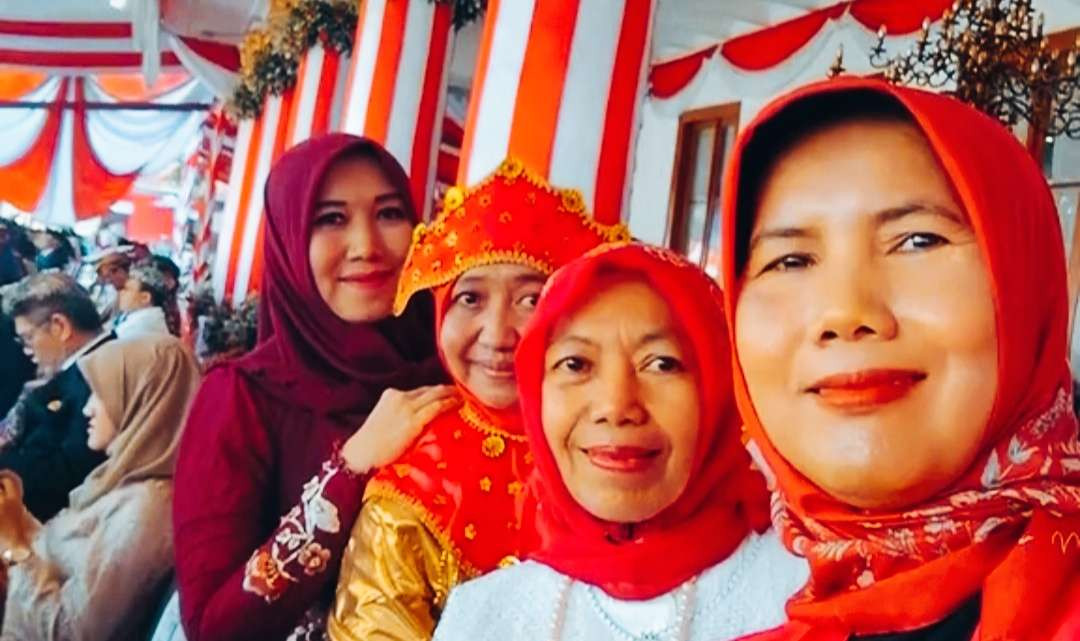 Perempuan-perempuan Muslim adalah istri dan madrasah pertama bagi anak-anaknya. Tampak, Hi Faridatul Hanum dan aktivis Muslimat Nahdlatul Ulama Jawa Timur. (Foto: dok/ngopibareng.id)