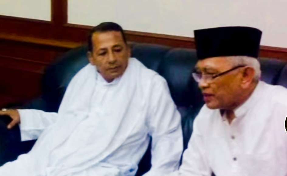 KH Ahmad Mustofa Bisri, Pengasuh Pesantren Raudlatul Thalibiin, Leteh Rembang, Jawa Tengah bersama Habib Luthfi bin Yahya Pekalongan. (Foto: dok/ngopibareng.id)