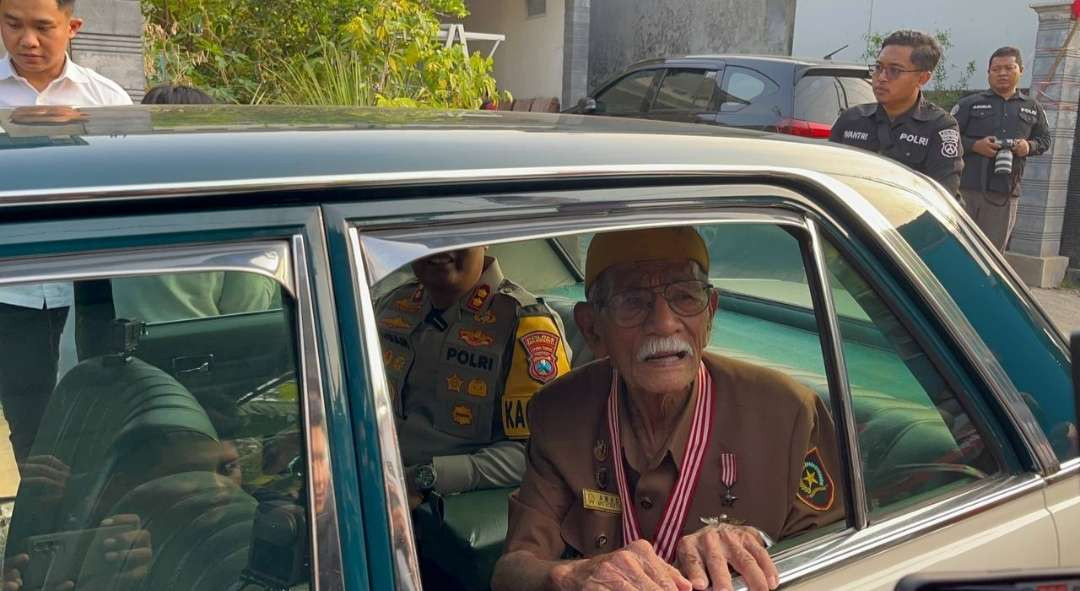 Mbah Amad veteran polisi istimewa saat diajak AKBP Ihram naik mobil klasik.(Foto: Deni Lukmantara/Ngopibareng.id)