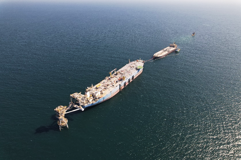 Proses pengapalan minyak keseribu dari FSO (Floating Storage and Offloading) Gagak Rimang di perairan Tuban, Jawa Timur. (Foto: Exxon)