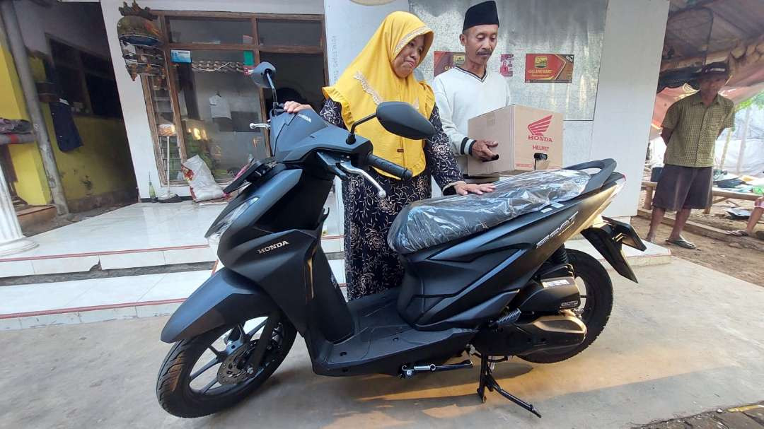 Pasutri Saman dan Suwati dan motor yang mereka beli dengan uang koin. (Foto: Ikhsan Mahmudi/Ngopibareng.id)