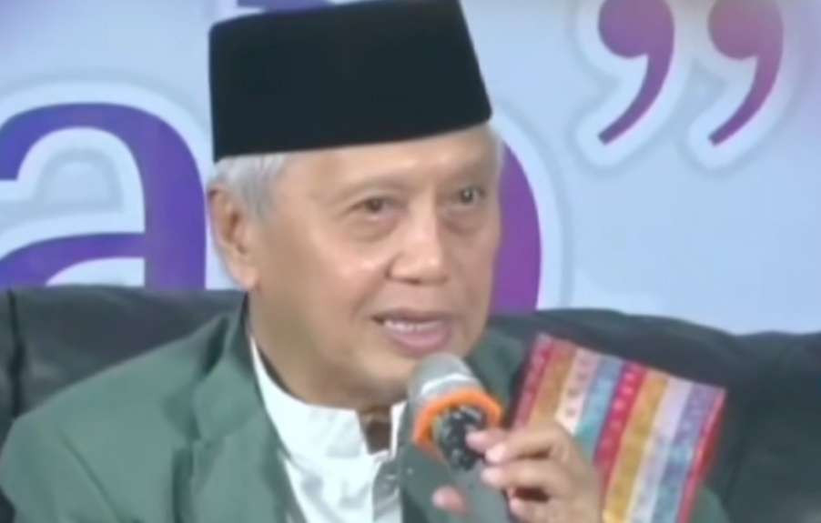 KH Ahmad Chalwani, ulama pesantren yang suka memberi ijazah doa. (Ilustrasi)