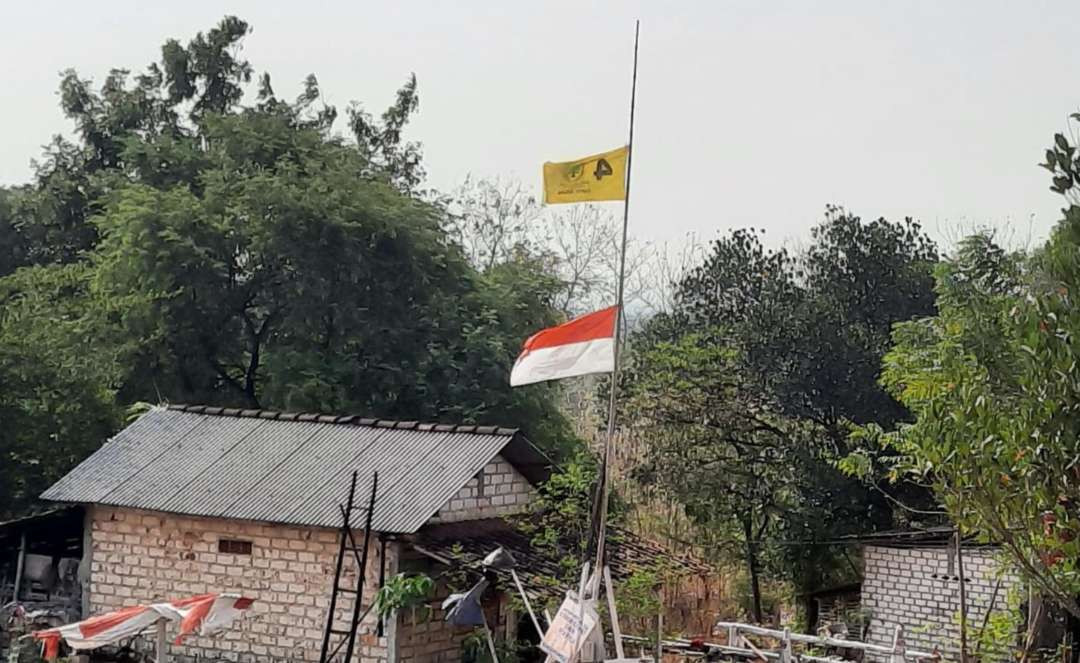 Viral bendera merah putih dipasang di bawah bendera parpol di Tuban (Foto: Dok. Istimewa)