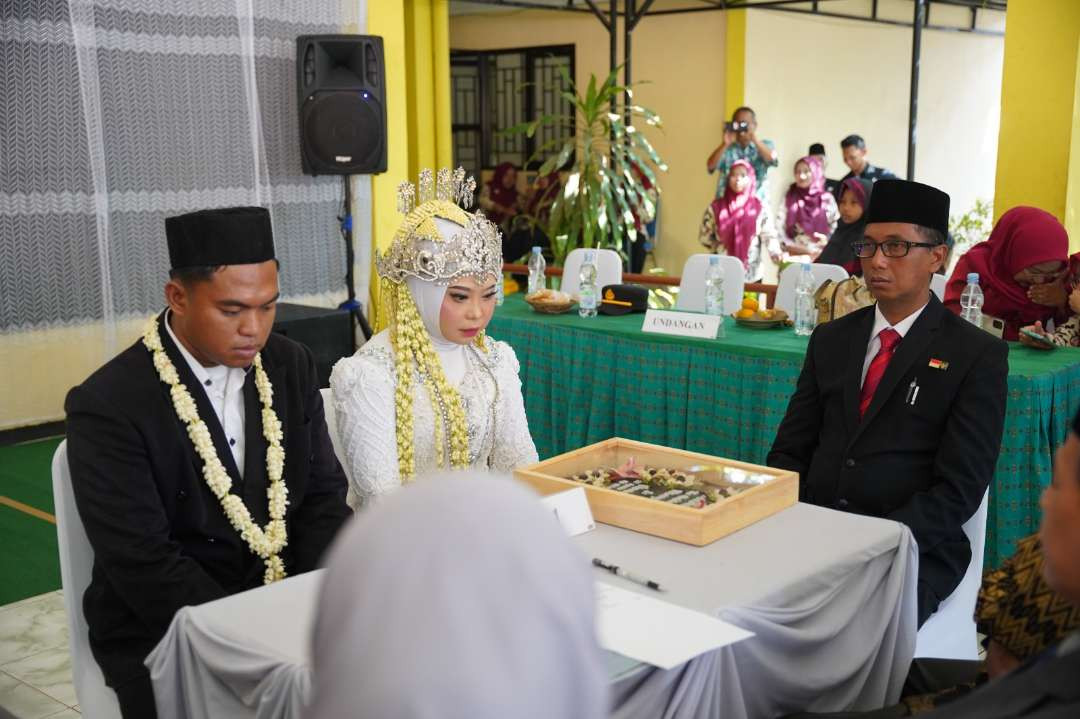 Nikah berkah di pendopo Kantor Kecamatan Semanding, Kabupaten Tuban. (Foto: Dok Pemkab Tuban)