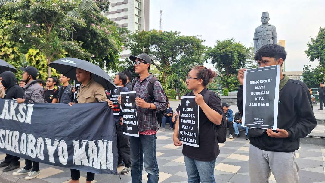 Aksi Kamisan Surabaya ke-828 dengan tema besar Indonesia Darurat Demokrasi, di Taman Apsari, Kamis 22 Agustus 2024. (Foto: Julianus Palermo/Ngopibareng.id)