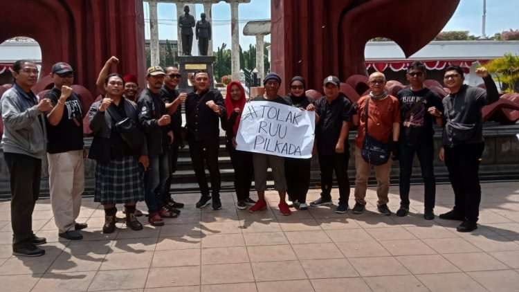 Anggota DPRD Jatim Deni Wicaksono bersama sejumlah massa aksi setelah demonstrasi Kawal Putusan Mahkamah Konstitusi di Tugu Pahlawan, Bubutan, Surabaya, Kamis 22 Agustus 2024. (Foto: Istimewa)