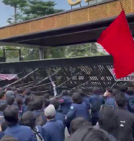 Aksi massa berhasil menjebol pagar di Gedung DPR RI. Menyusul aksi demo Peringatan Darurat Indonesia di depan Gedung DPR Ri pada Kamis 22 Agustus 2024. (Foto: tangkapan layar)