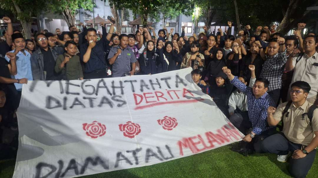 Konsolidasi aksi demonstrasi mengawal Putusan Mahkamah Konstitusi dan mendesak diurungkannya perubahan UU Pilkada, oleh mahasiswa, buruh, dan elemen masyarakat lainnya di Kampus B Universitas Airlangga, Kamis 22 Agustus 2024. (Foto: Julianus Palermo/Ngopibareng.id)