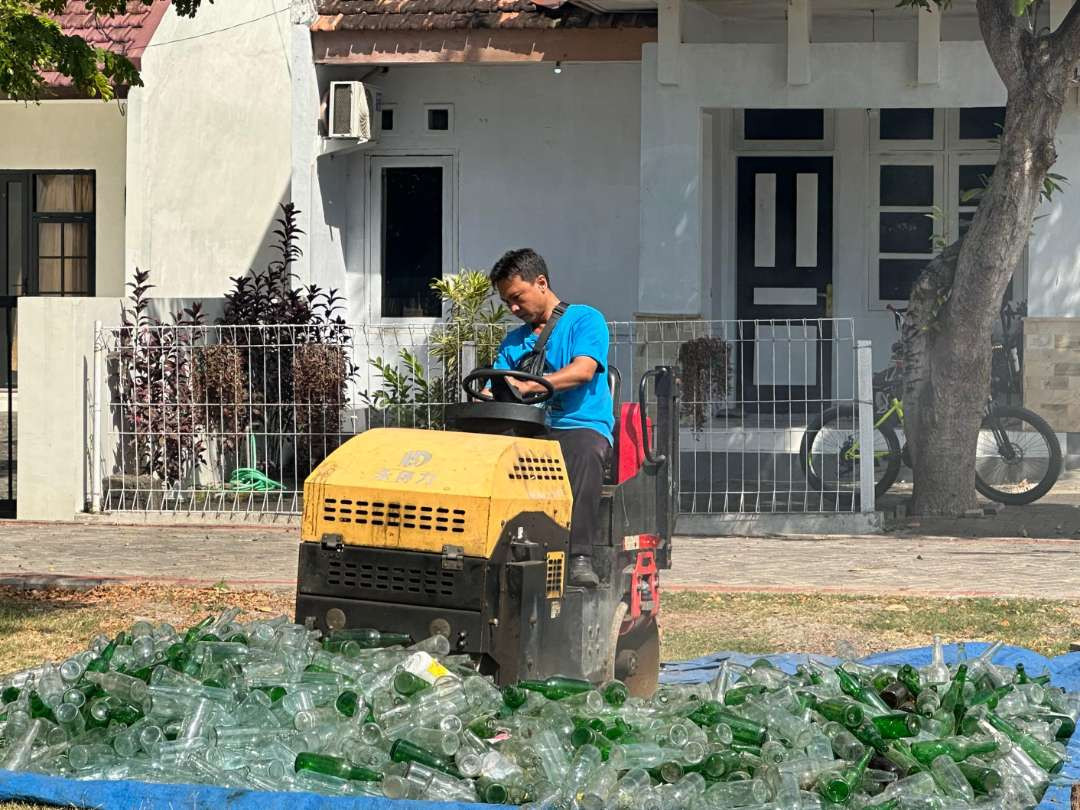 Pemusnahan barang bukti jamu ilegal dalam kemasan botol. (Foto: istimewa)