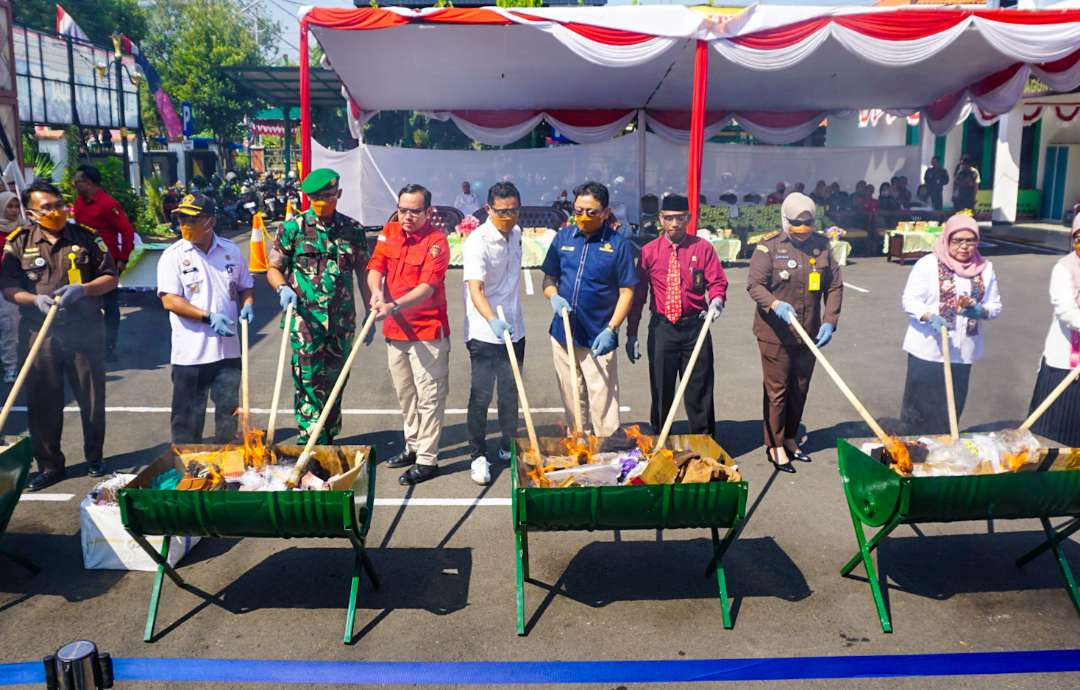 Pemusnahan barang bukti di Kejari Sidoarjo, Jawa Timur. (Foto: Aini Arifin/Ngopibareng.id)