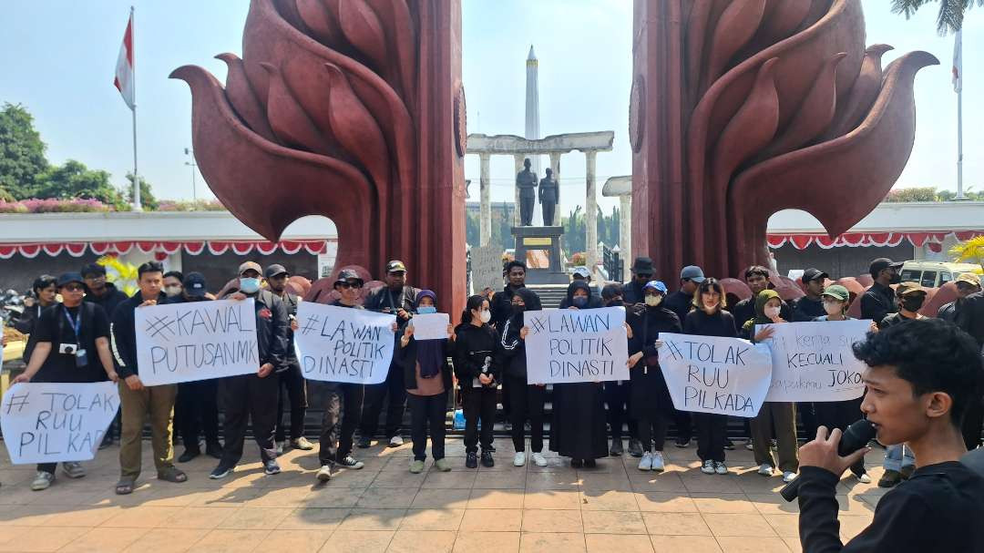 Unjuk rasa damai dihadiri sejumlah elemen masyarakat berlangsung di Tugu Pahlawan, Surabaya, mengawal putusan MK terkait Pilkada dan penolakan terhadap perubahan terhadap UU Pilkada oleh DPR dan Presiden. (Foto: Julianus Palermo/Ngopibareng.id)