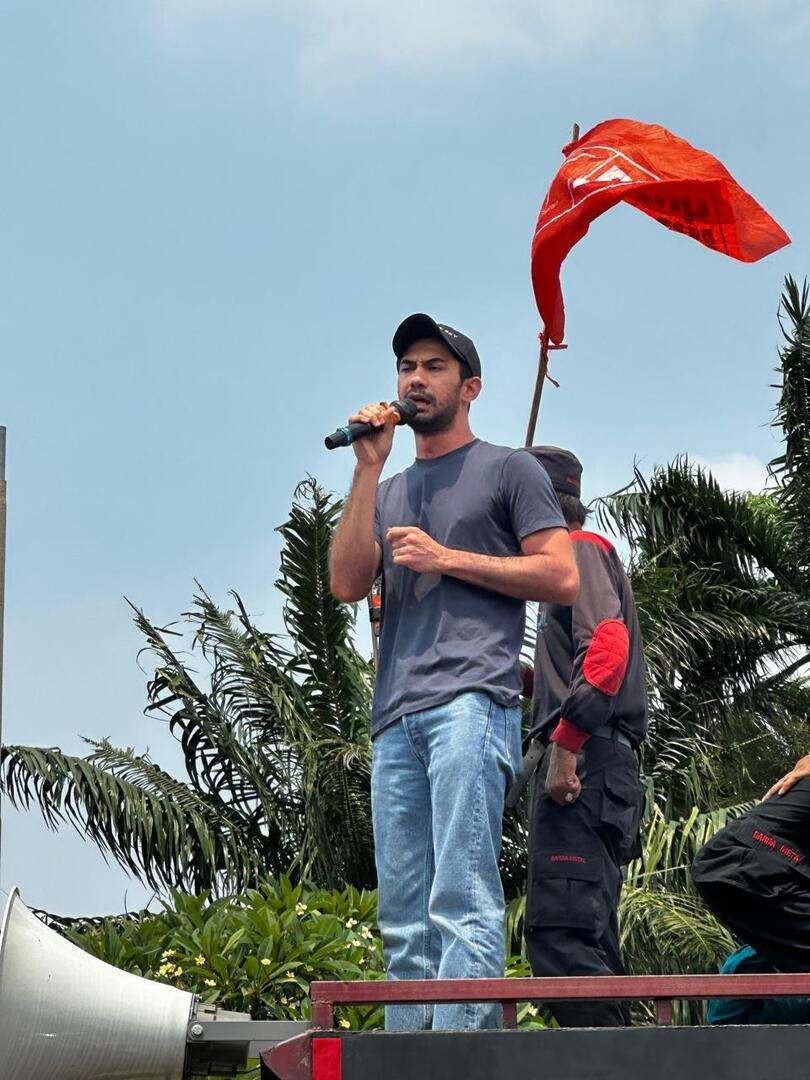 Aktor Reza Rahardian ikut orasi Kawal Putusan MK di Gedung DPR RI, Kamis 22 Agustus 2024. (Foto: Istimewa)