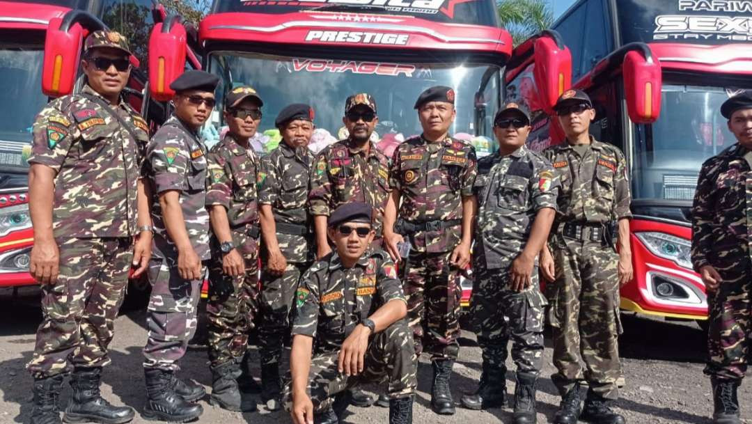 Para anggota Banser dan  Pagar Nusa asal Kediri  Jawa Timur tiba di Denpasar dan Pasukan Banser dari Blitar Saat menyeberang dari Ketapang ke Bali. Kamis (22 Agustus 2024) pagi. (Foto: kushindwa for ngopibareng.id)