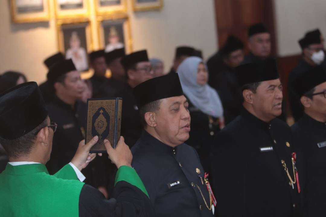 Sejumlah pejabat eselon II Pemprov Jatim mengikuti pengambilan sumpah jabatan di Gedung Negara Grahadi, Surabaya, Kamis 22 Agustus 2024. (Foto: Fariz Yarbo/Ngopibareng.id)