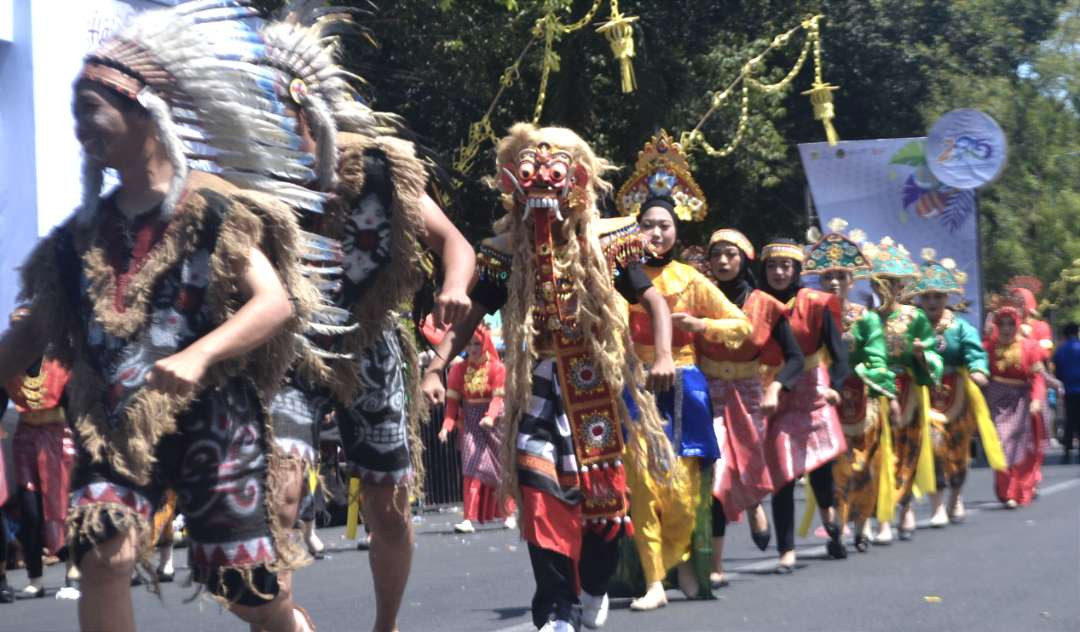 Para pelajar memakai beragam pakaian adat nusantara dalam Pawai Budaya Bondowoso 2024.(Foto: Guido/Ngopibareng.id)