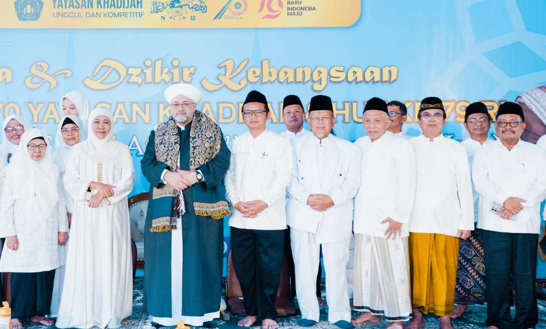 Syaikh Afeefuddin Al-Jailani bersama Hj Khofifah Indar, Ketua Pembina Yayasan Khadijah Surabaya, serta Prof M Mas'ud Said dan Prof Ridlwan Nasir. (Foto: adi/ngopibareng.id)