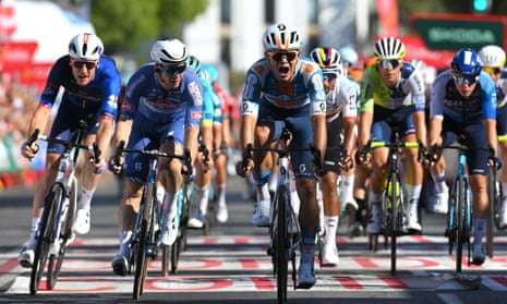 Pavel Bittner bisa mengalahkan Wout van Aert dalam adu sprint di Vuelta a Espana etape 5. (Foto: Istimewa)