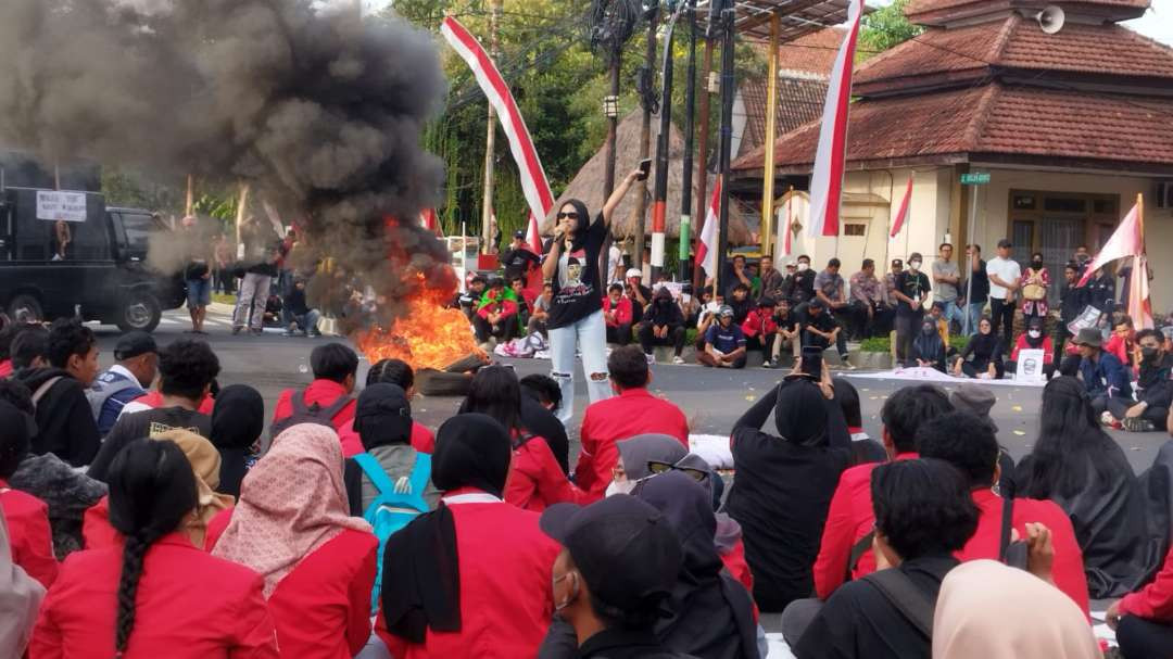 Massa dari Aliansi Banyuwangi Menggugat melakukan aksi di depan gedung DPRD Banyuwangi (Foto: Muh Hujaini/Ngopibareng.id)