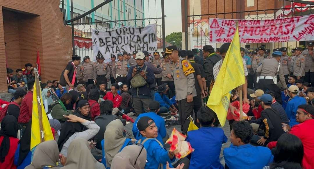 Kapolres Mojokerto AKBP Ihram Kustarto berbincang dengan pendemo.(Foto: Deni Lukmantara/Ngopibareng.id))