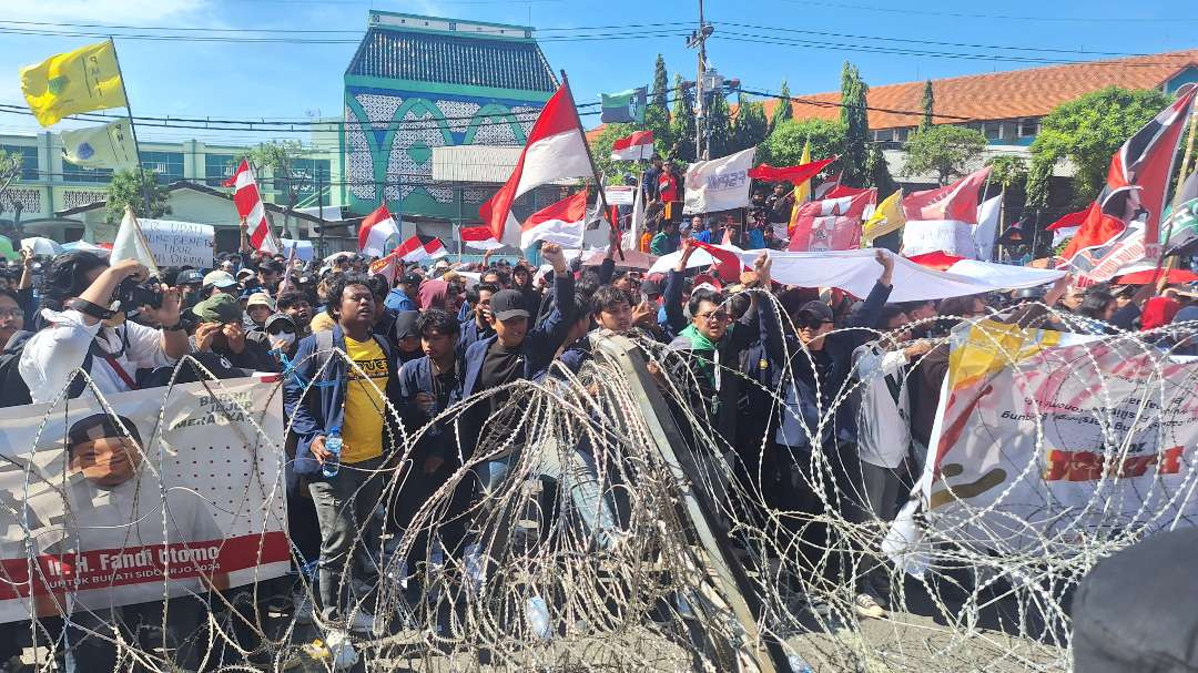 Demonstrasi mengawal Putusan MK dan menolak perubahan UU Pilkada, yang digelar di depan Gedung DPRD Jatim, Jalan Indrapura. (Foto: Julianus Palermo/Ngopibareng.id)