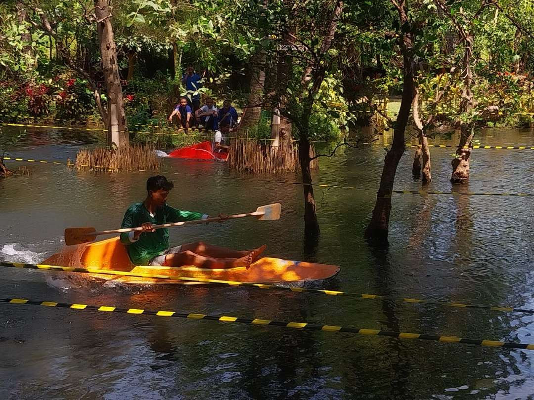 Salah satu peserta lomba dayung kano di Pantai Cacalan, Banyuwangi, Jawa Timur. (Foto: Istimewa)