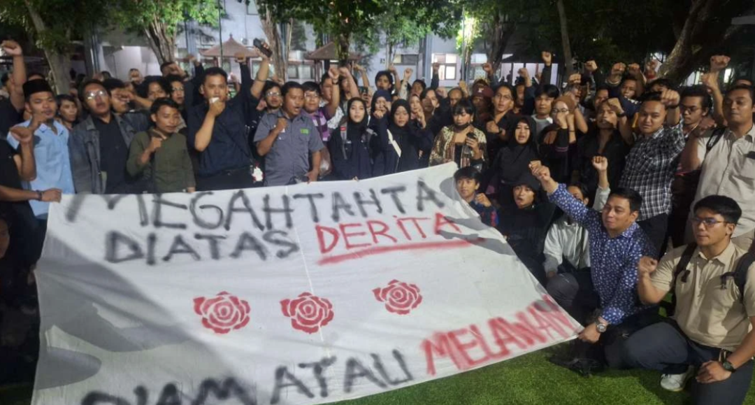 Konsolidasi aksi demonstrasi mengawal Putusan Mahkamah Konstitusi dan mendesak diurungkannya perubahan UU Pilkada, oleh mahasiswa, buruh, dan elemen masyarakat lainnya di Kampus B Universitas Airlangga, Kamis 22 Agustus 2024. (Foto: Julianus Palermo/Ngopibareng.id)