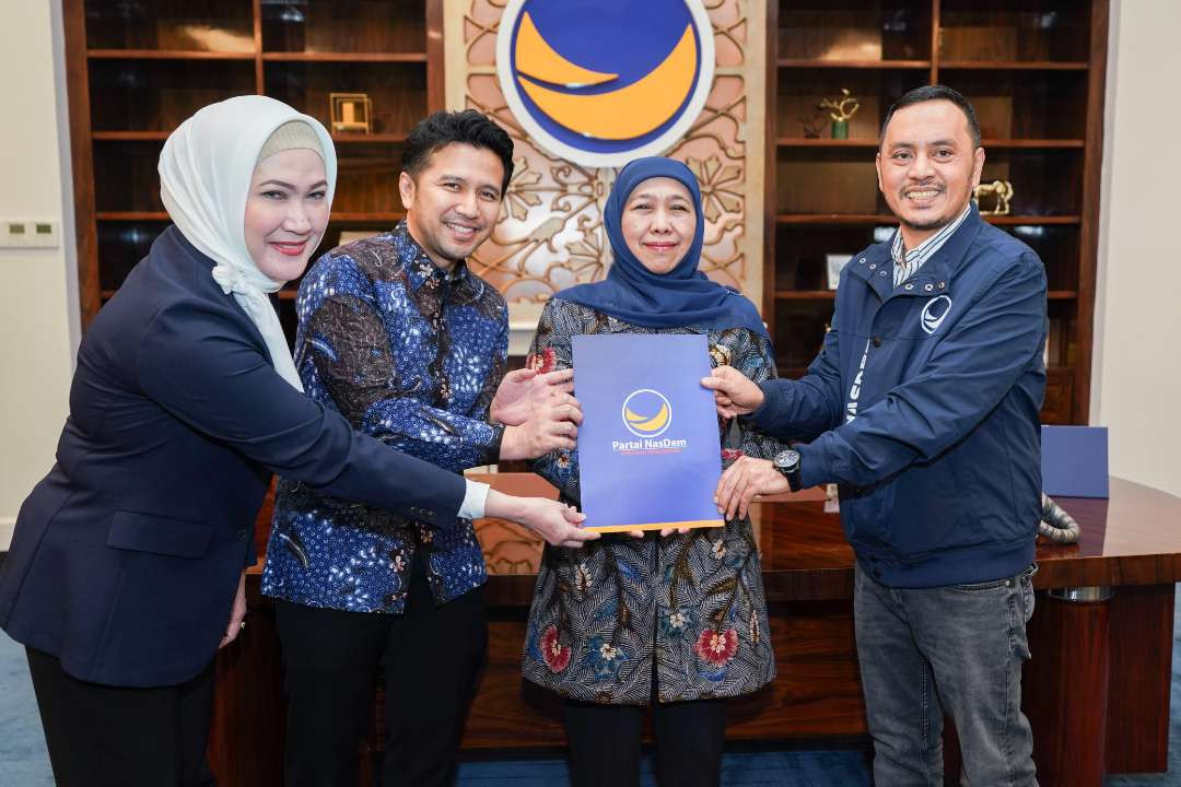 Khofifah Indar Parawansa dan Emil Elestianto Dardak resmi menerima surat keputusan model B1KWK dari Dewan Pimpinan Pusat (DPP) Partai NasDem, Jumat 23 Agustus 2024. (Foto: Istimewa)