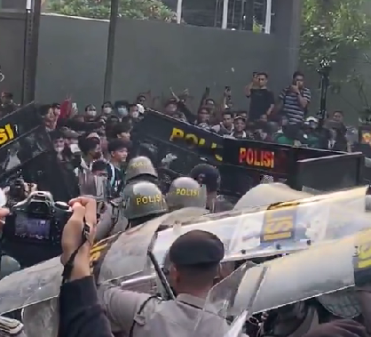 Demo tolak revisi UU Pilkada di depan Gedung DPR pada Kamis 22 Agustus 2024. (Foto: tangkapan layar)