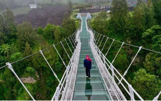 Jembatan Kaca Seruni Point di kawasan Gunung Bromo, Kabupaten Probolinggo. (Foto: Ikhsan Mahmudi/Ngopibareng.id)