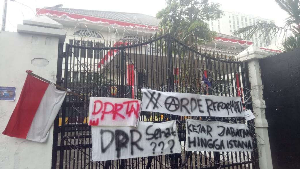 Bentuk protes masyarakat pada sikap anggota DPR terkait Putusan MK. (Foto: dok/ngopibareng.id)