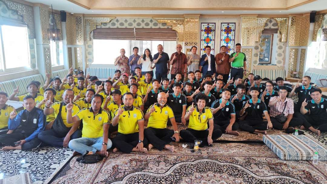 Pelepasan tim sepak bola dan futsal Jatim ke PON XXI 2024 Aceh-Sumut. (Foto: Fariz Yarbo/Ngopibareng.id)