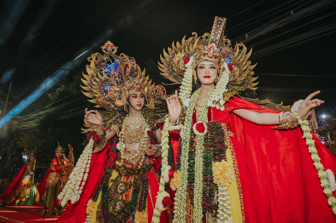 Kontingen PT GG Tbk usung tema Exotic Flower in Paradise di Kediri Night Carnival. (Foto: Dokumentasi Humas)