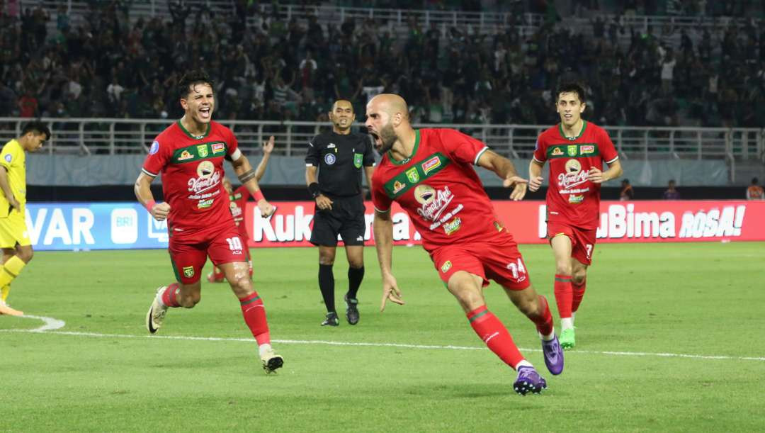 Pemain Persebaya, Moh Rashid meluapkan kebahagiaannya, usai menjebol gawang Barito Putra dalam lanjutan Liga 1 di Stadion Gelora Bung Tomo (GBT), Surabaya, Jumat 23 Juni 2024. (Foto: Fariz Yarbo/Ngopibareng.id)