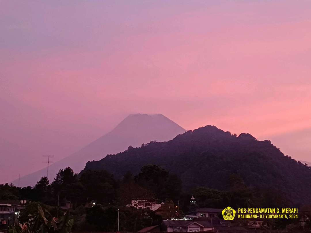 Gunung Merapi erupsi dilihat dari Pos Pengamatan Merapi di Kaliurang, Yogyakarta, pada Jumat 23 Agustus 2024. (Foto: dok. magma.esdm)