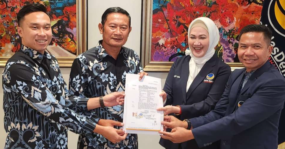 Ketua DPP Bidang UMKM Partai NasDem  Lita Mahfud Arifin didampingi serta Ketua DPC NasDem Lamongan menyerahkan rekomendasi kepada Yes -Dirham (Foto: Istimewa)