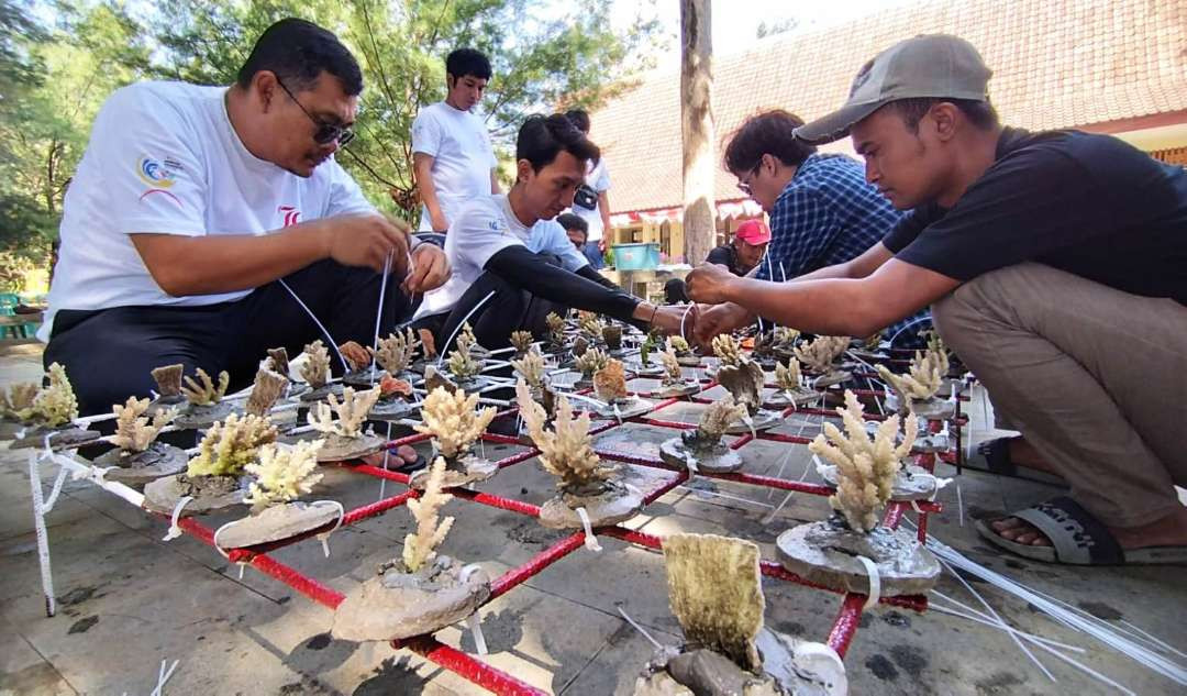 Proses penyiapan bibit terumbu karang yang akan ditanam di dasar laut Kawasan Pantai Grand Watu Dodol (Foto: Muh Hujaini/Ngopibareng.id)