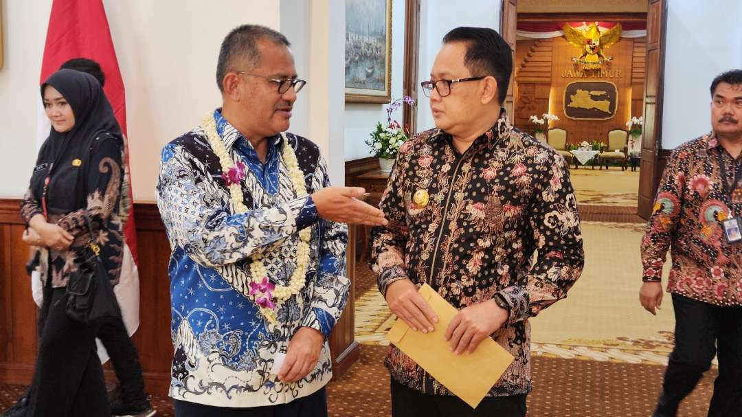 Pj Gubernur Jatim, Adhy Karyono (kanan) bersama Dubes Peru untuk Indonesia, Luis Tsuboyama di Gedung Negara Grahadi, Surabaya, Jumat 23 Agustus 2024. (Foto: Fariz Yarbo/Ngopibareng.id)